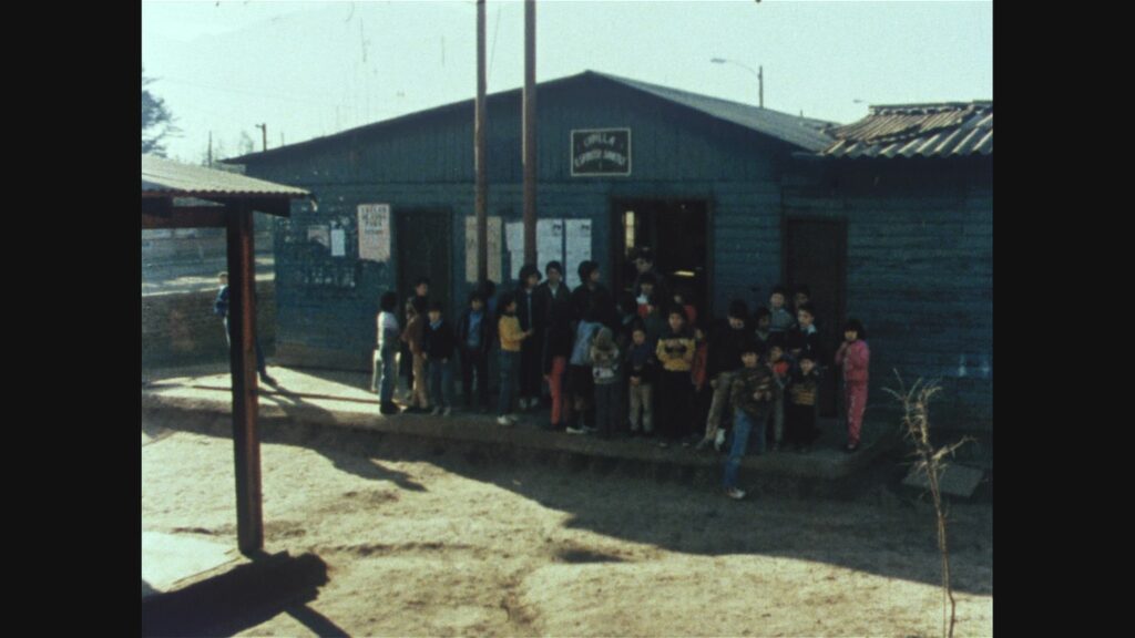 Cien niños esperando un tren