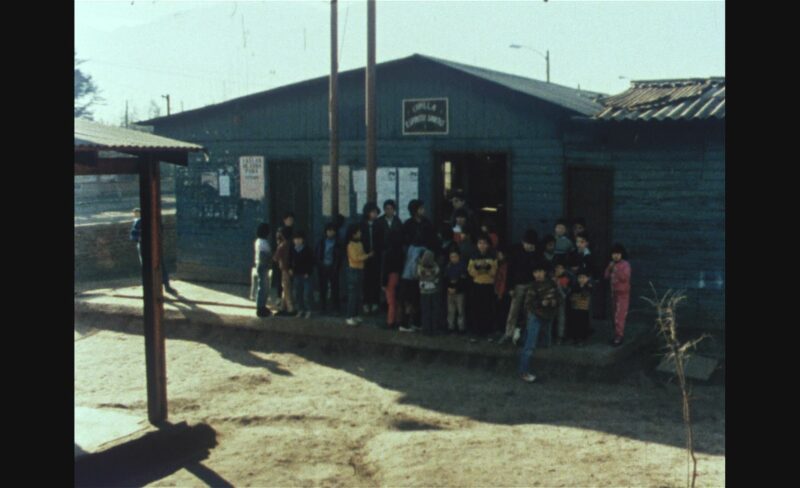 Cien niños esperando un tren