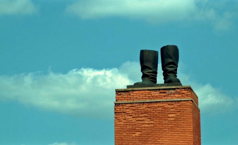 Statues Also Die?