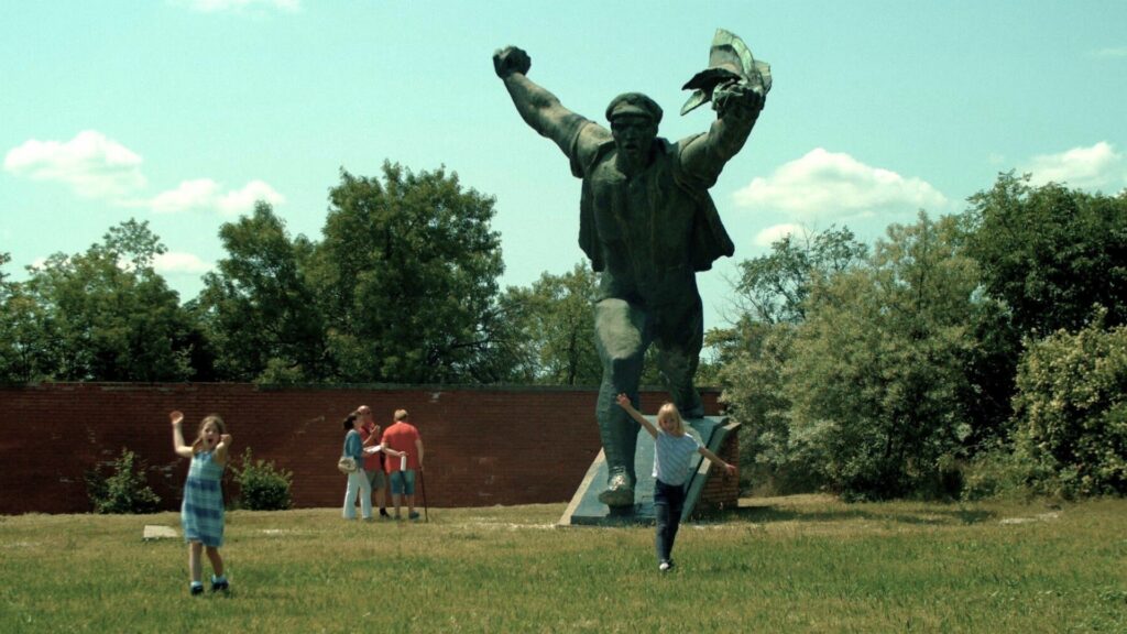 Statues Also Die?