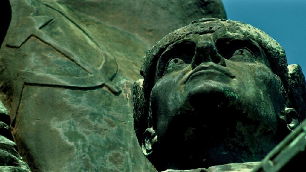 Statues Also Die?
